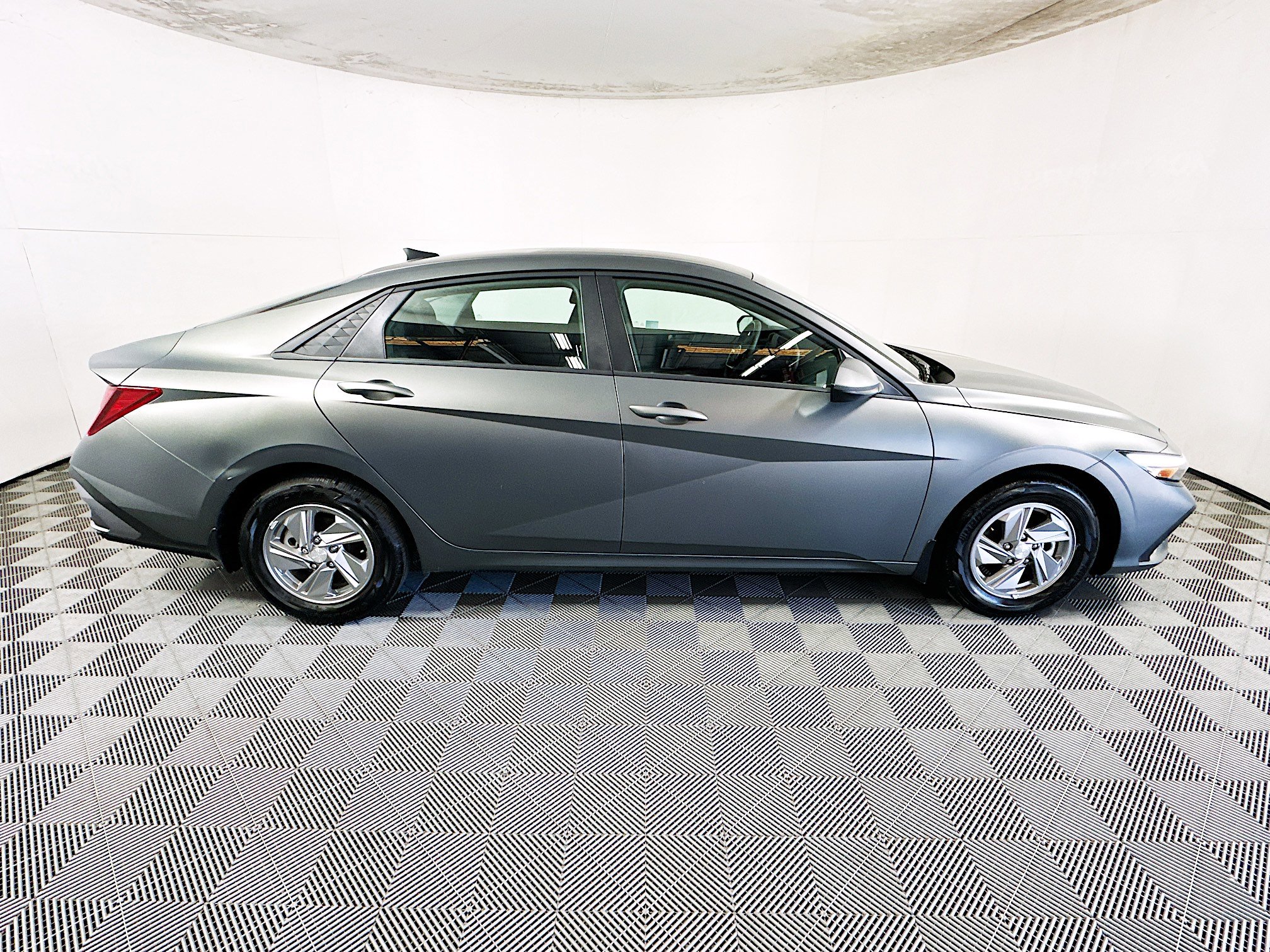 Used 2025 Hyundai Elantra SE image 2