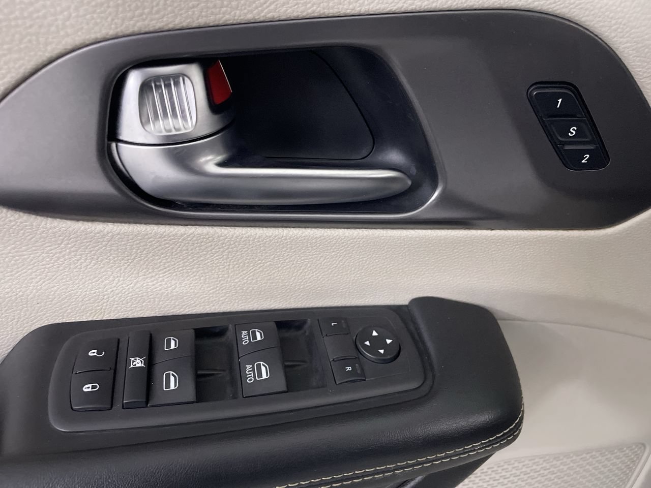 Used 2022 Chrysler Pacifica Touring-L FWD image 11