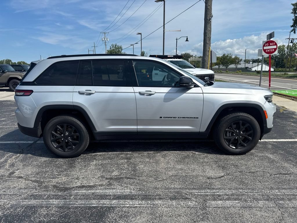Used 2024 Jeep Grand Cherokee Altitude AWD/4WD image 9