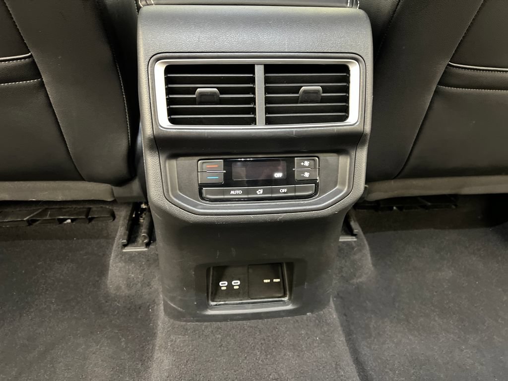 Used 2025 Volkswagen Atlas SE FWD image 31
