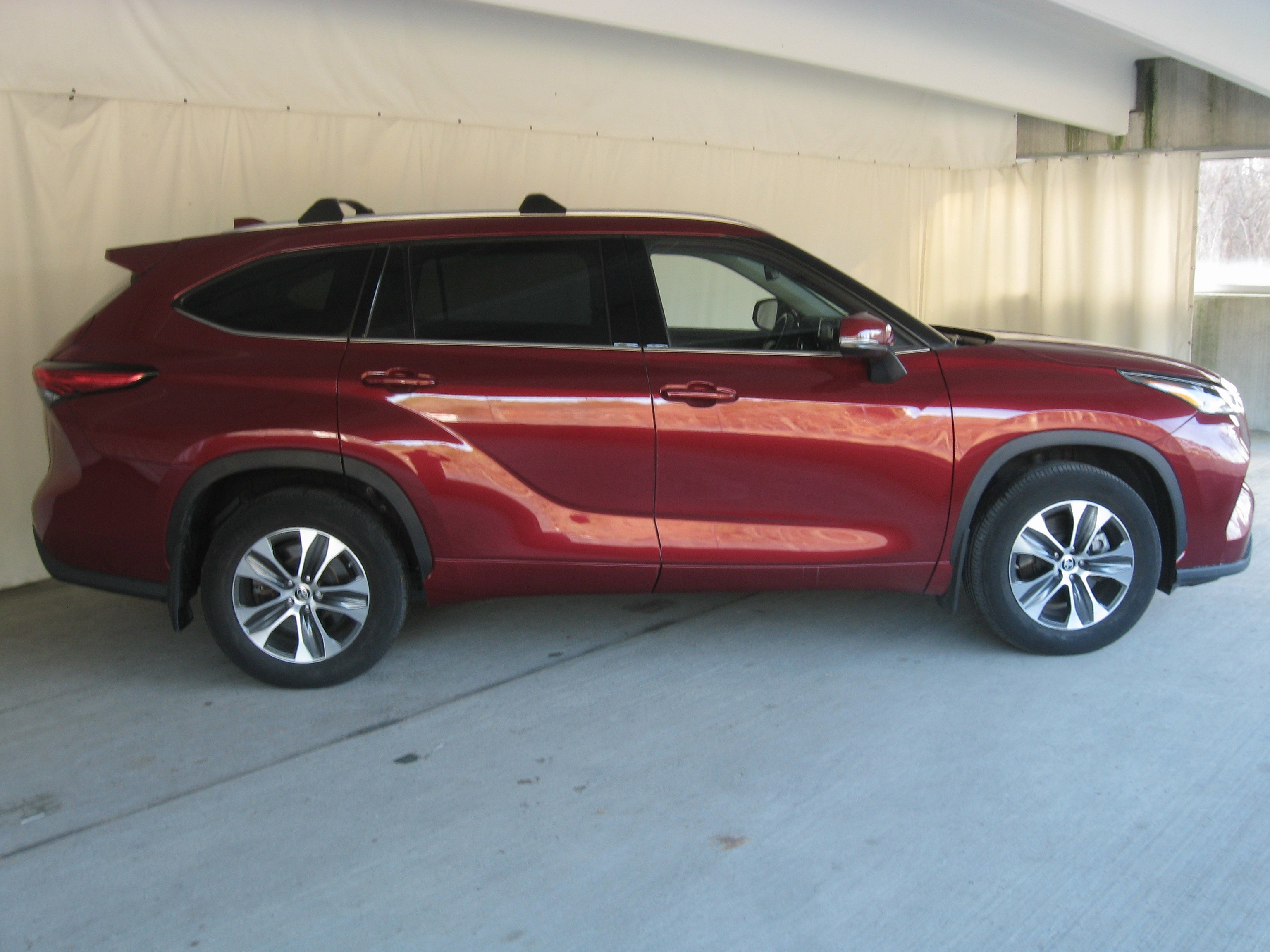 Used 2022 Toyota Highlander XLE image 6