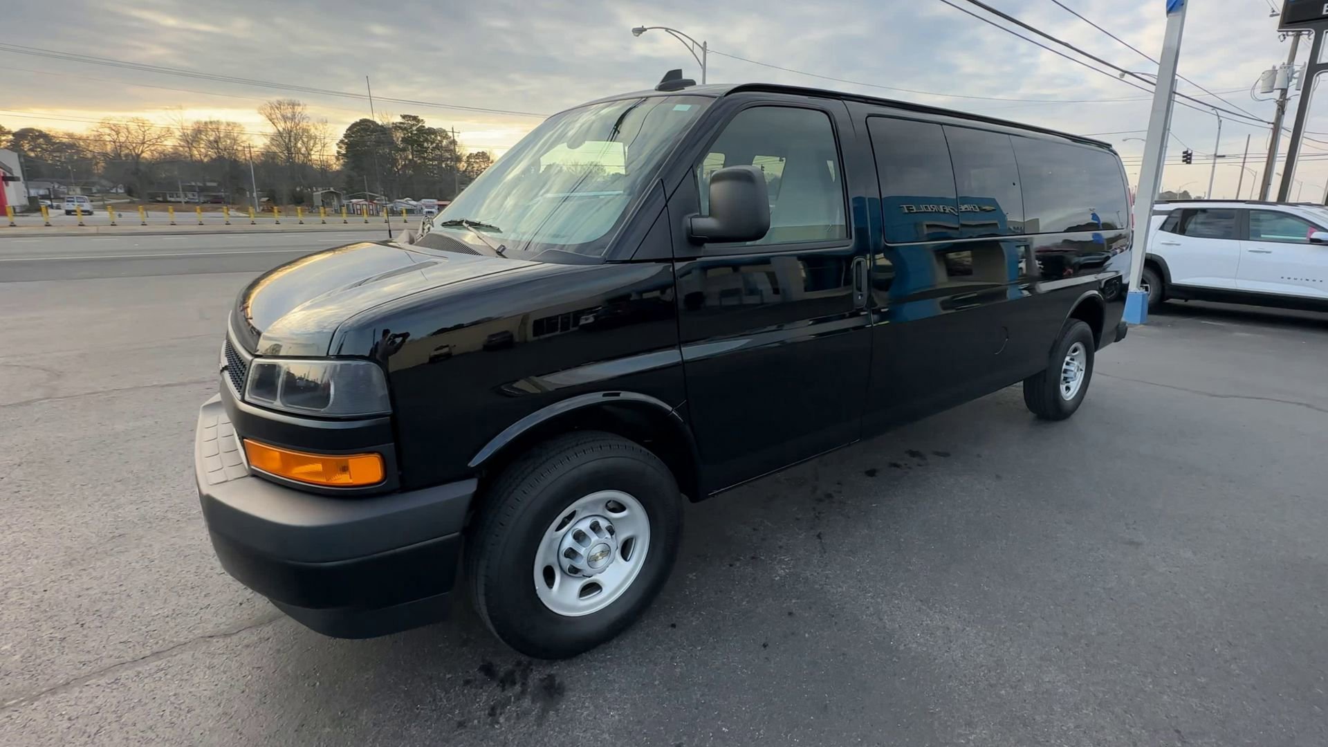 Used 2025 Chevrolet Express 3500 LS RWD image 4