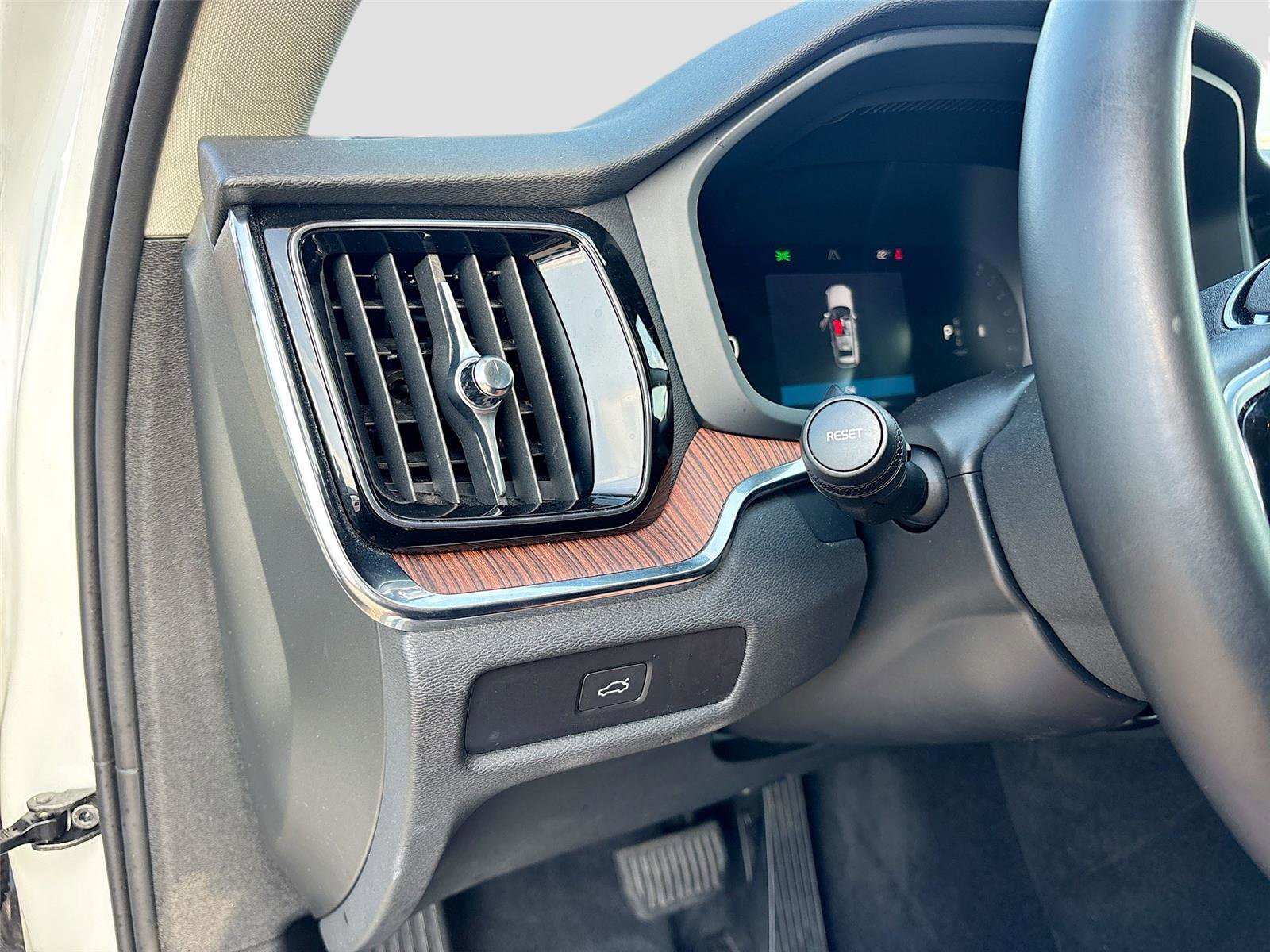 Used 2025 Volvo V60 B5 Cross Country Plus image 10