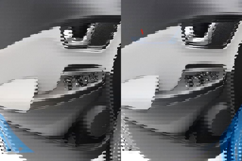 Used 2023 Hyundai Kona Limited w/ Cargo Package image 15