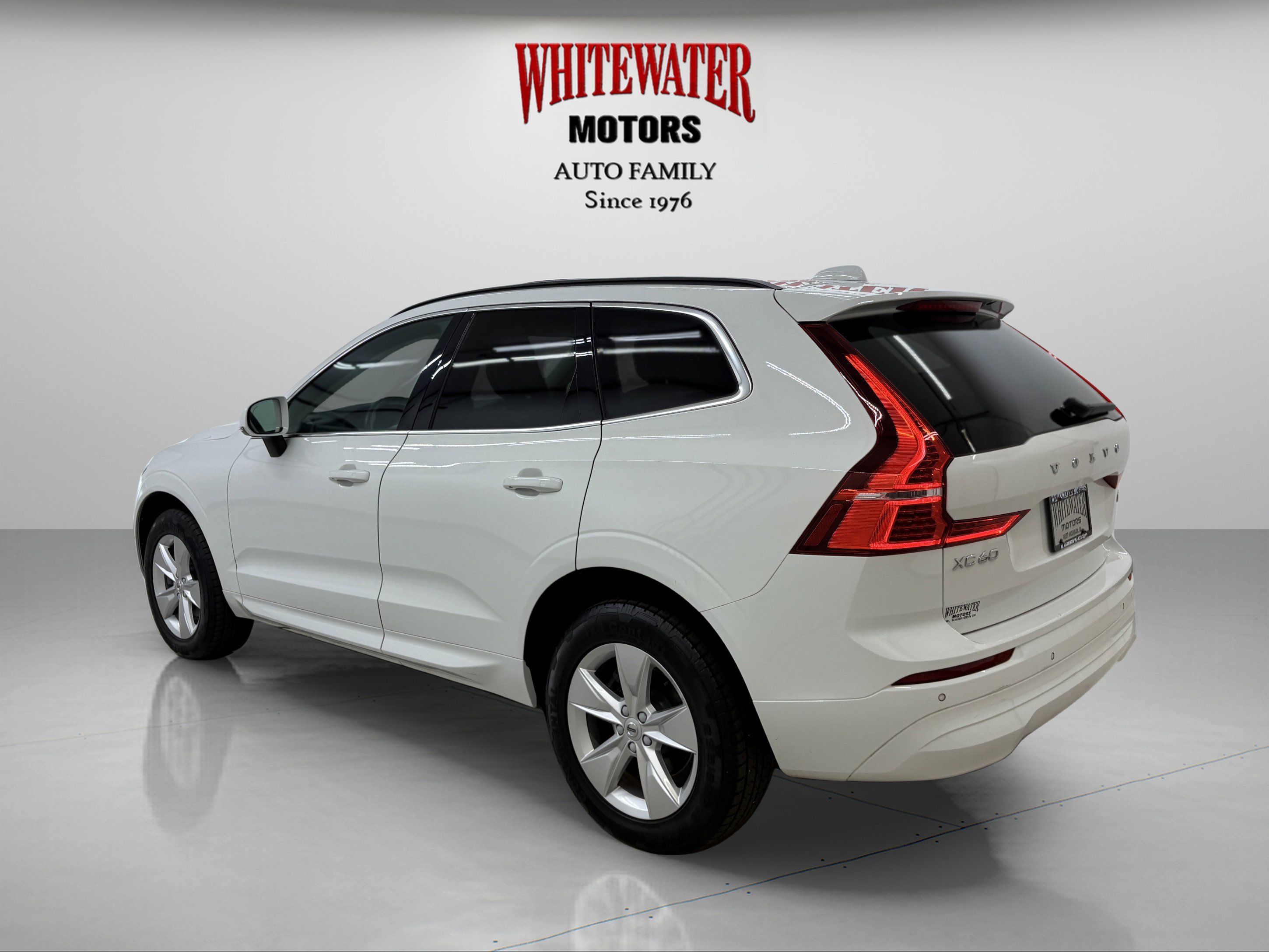 Used 2022 Volvo XC60 B5 Momentum image 2