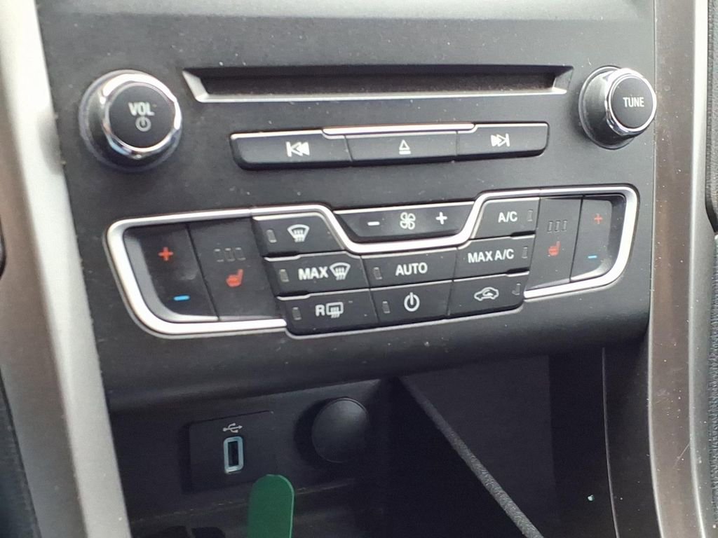 Used 2018 Ford Fusion SE w/ Fusion SE Technology Package image 19