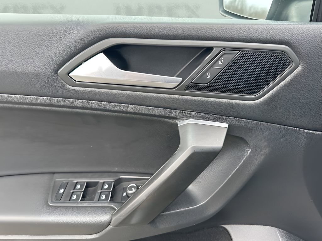 Used 2021 Volkswagen Tiguan SE image 25