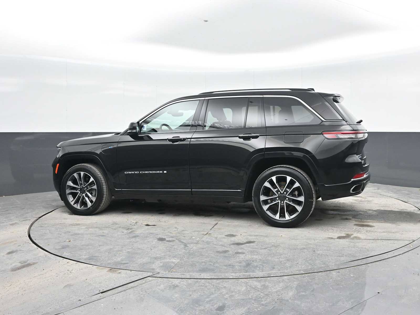 Used 2023 Jeep Grand Cherokee Overland image 2