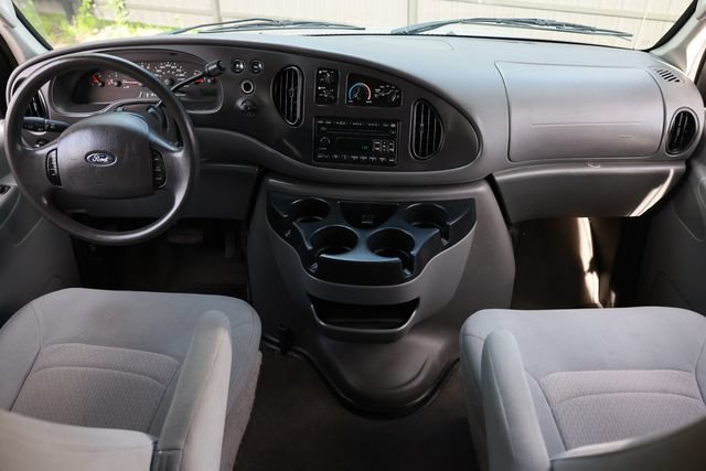 Used 2008 Ford E-350 and Econoline 350 XLT RWD image 2