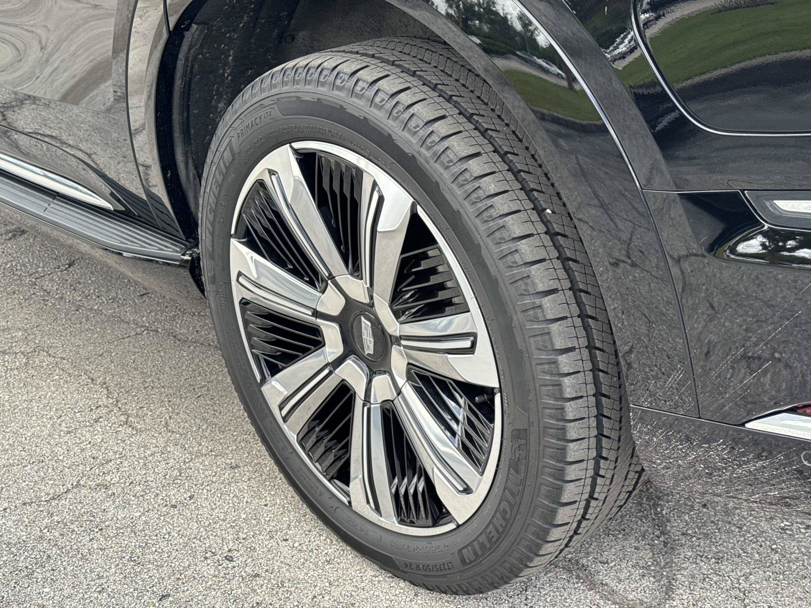 Certified 2025 Cadillac Escalade IQ Luxury 2 w/ LPO, Premium Carpet Package AWD/4WD image 12