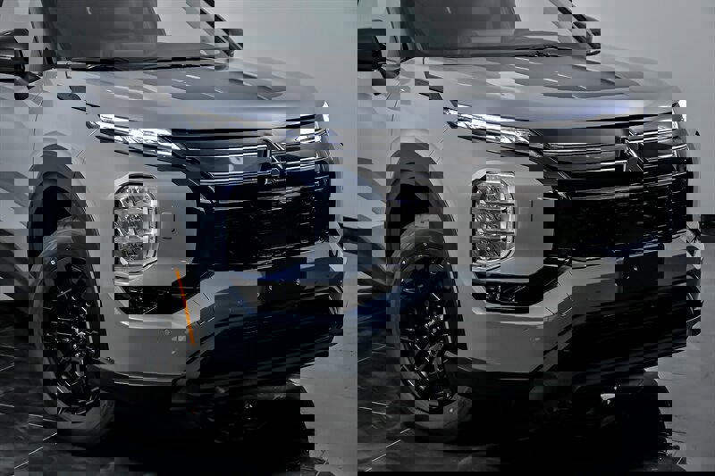 New 2025 Mitsubishi Outlander AWD image 2