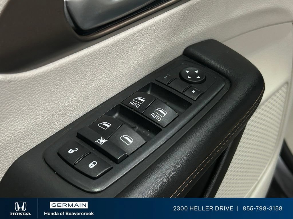 Used 2018 Chrysler Pacifica Touring-L FWD image 18