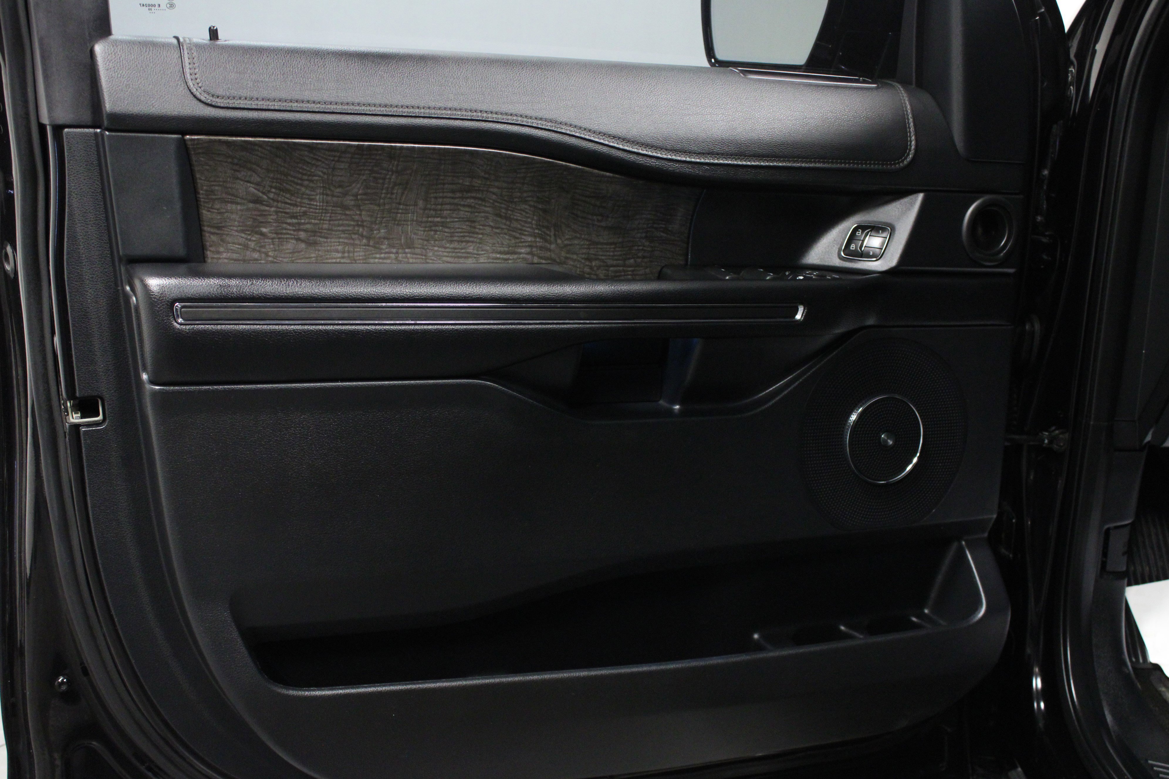 Used 2020 Ford Expedition Limited image 11