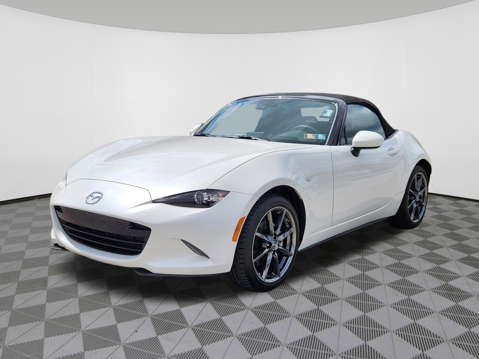 Used 2019 MAZDA MX-5 Miata Grand Touring RWD image 2