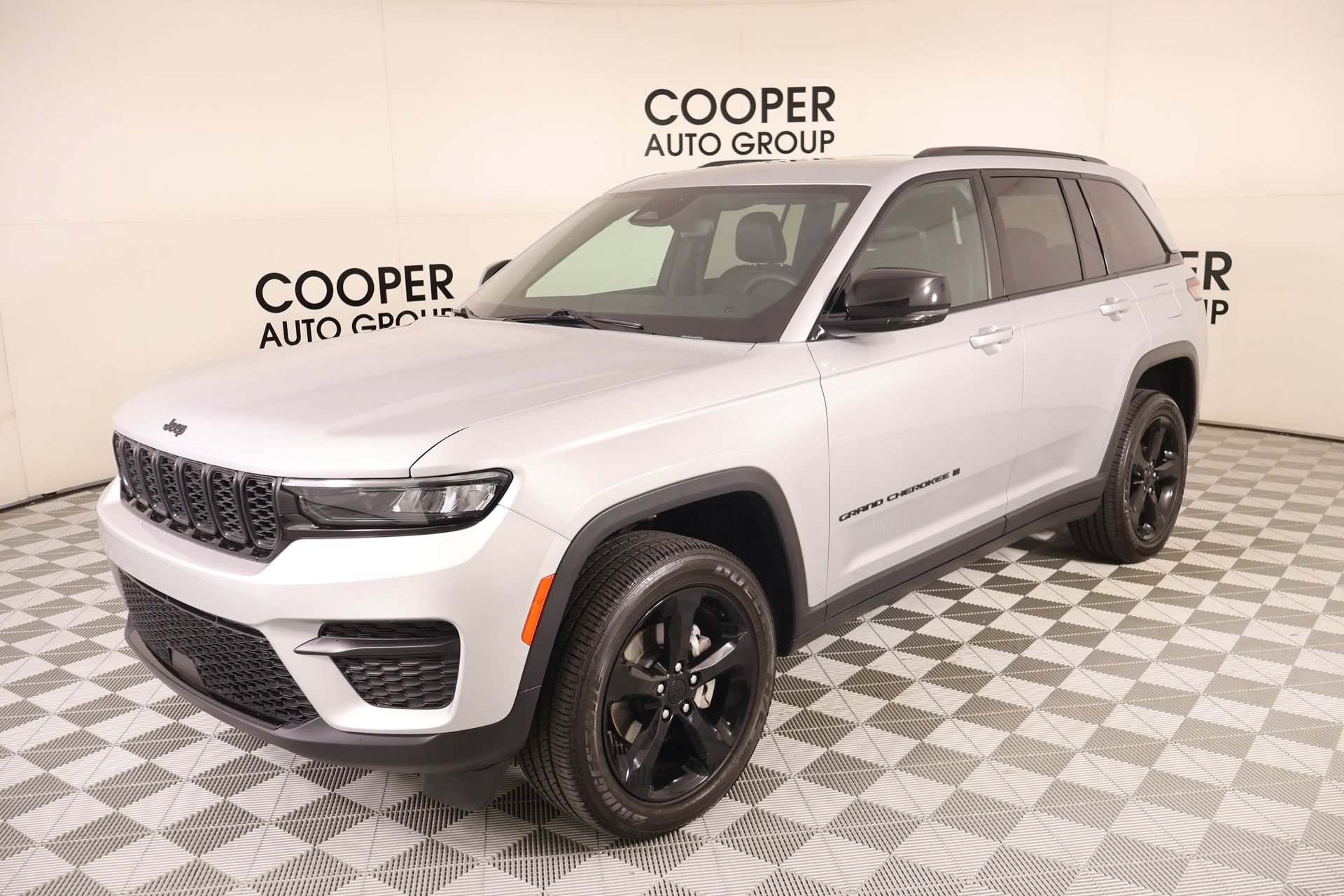 Used 2023 Jeep Grand Cherokee Altitude AWD/4WD image 10