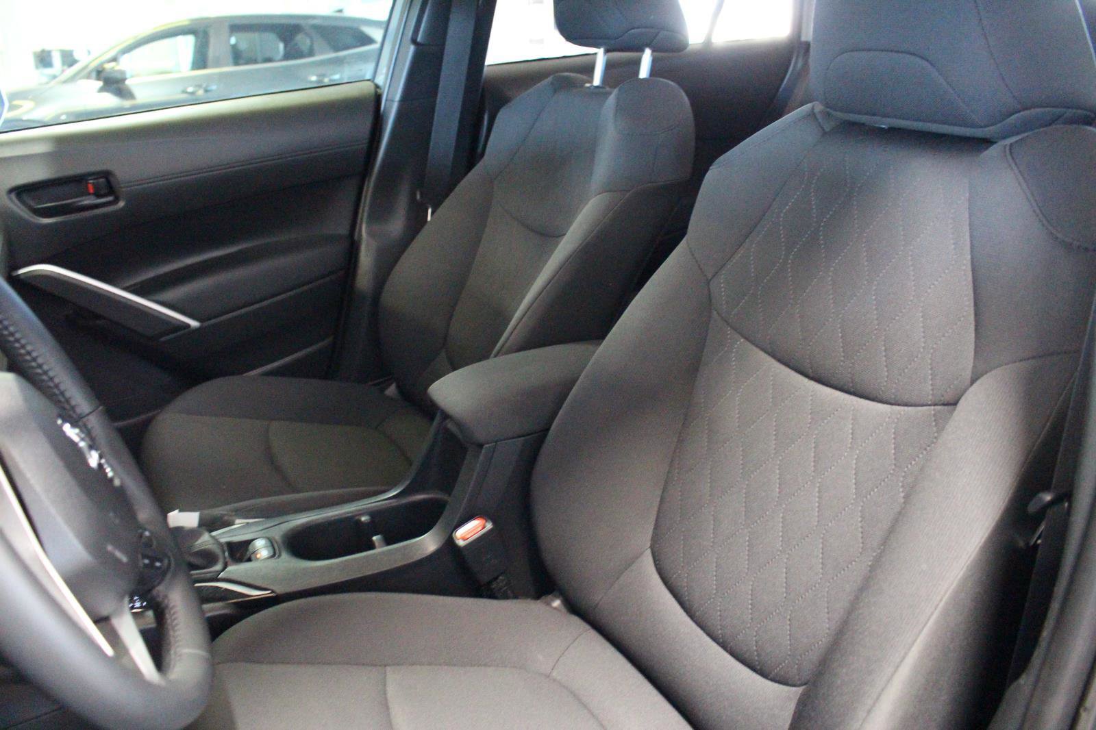 Used 2025 Toyota Corolla Cross LE image 17