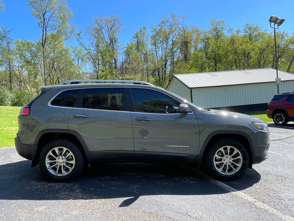 Used 2019 Jeep Cherokee Latitude Plus w/ Cold Weather Group AWD/4WD image 2
