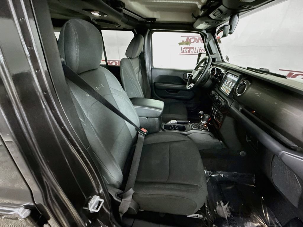 Used 2018 Jeep Wrangler Unlimited Sahara AWD/4WD image 30