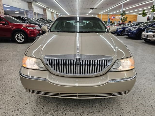 Used 2010 Lincoln Town Car Signature Limited image 2