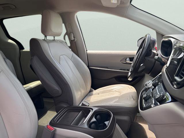 Used 2017 Chrysler Pacifica Touring-L image 14