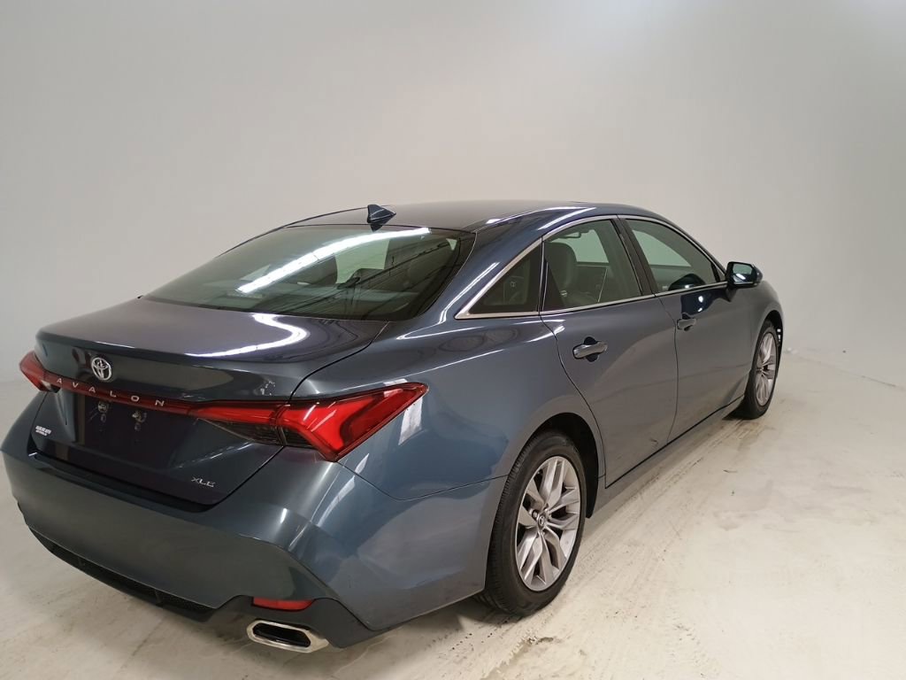 Used 2019 Toyota Avalon XLE w/ Moonroof Package image 10