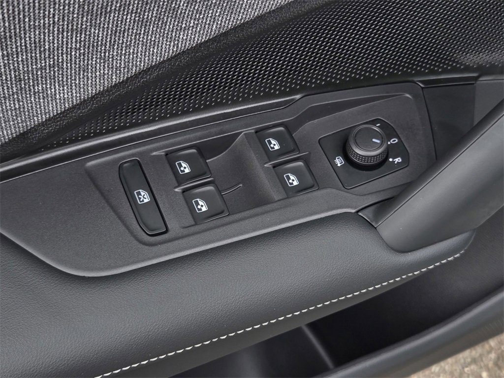 Used 2025 Volkswagen Tiguan S image 11