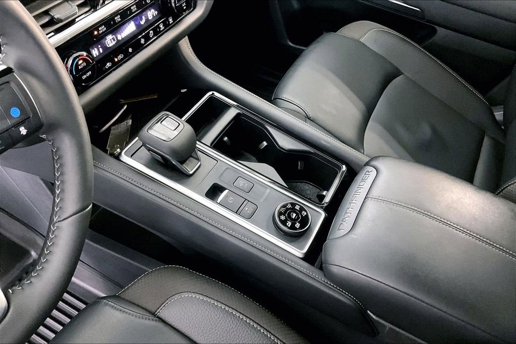 Used 2025 Nissan Pathfinder SL w/ Black Appearance Package image 19