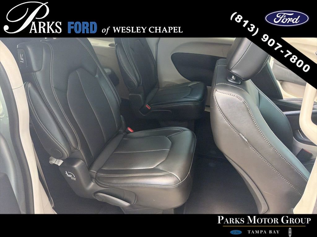 Used 2024 Chrysler Pacifica Touring-L image 14