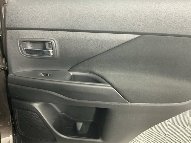 Used 2016 Mitsubishi Outlander SE FWD image 11