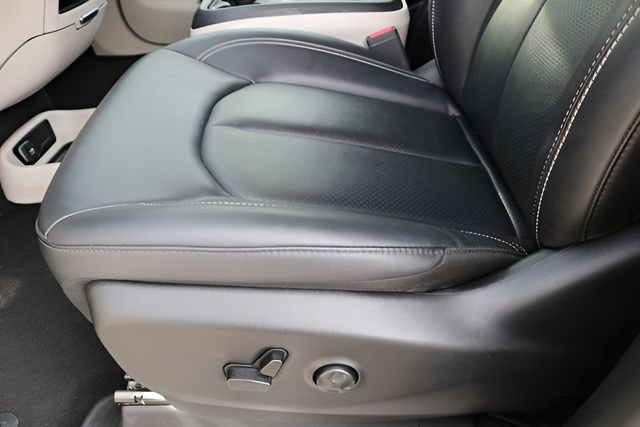 Used 2024 Chrysler Pacifica Select image 12