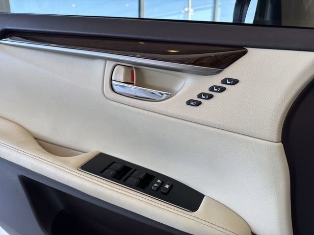 Used 2016 Lexus ES 350 w/ Luxury Package w/Wood Trim image 22