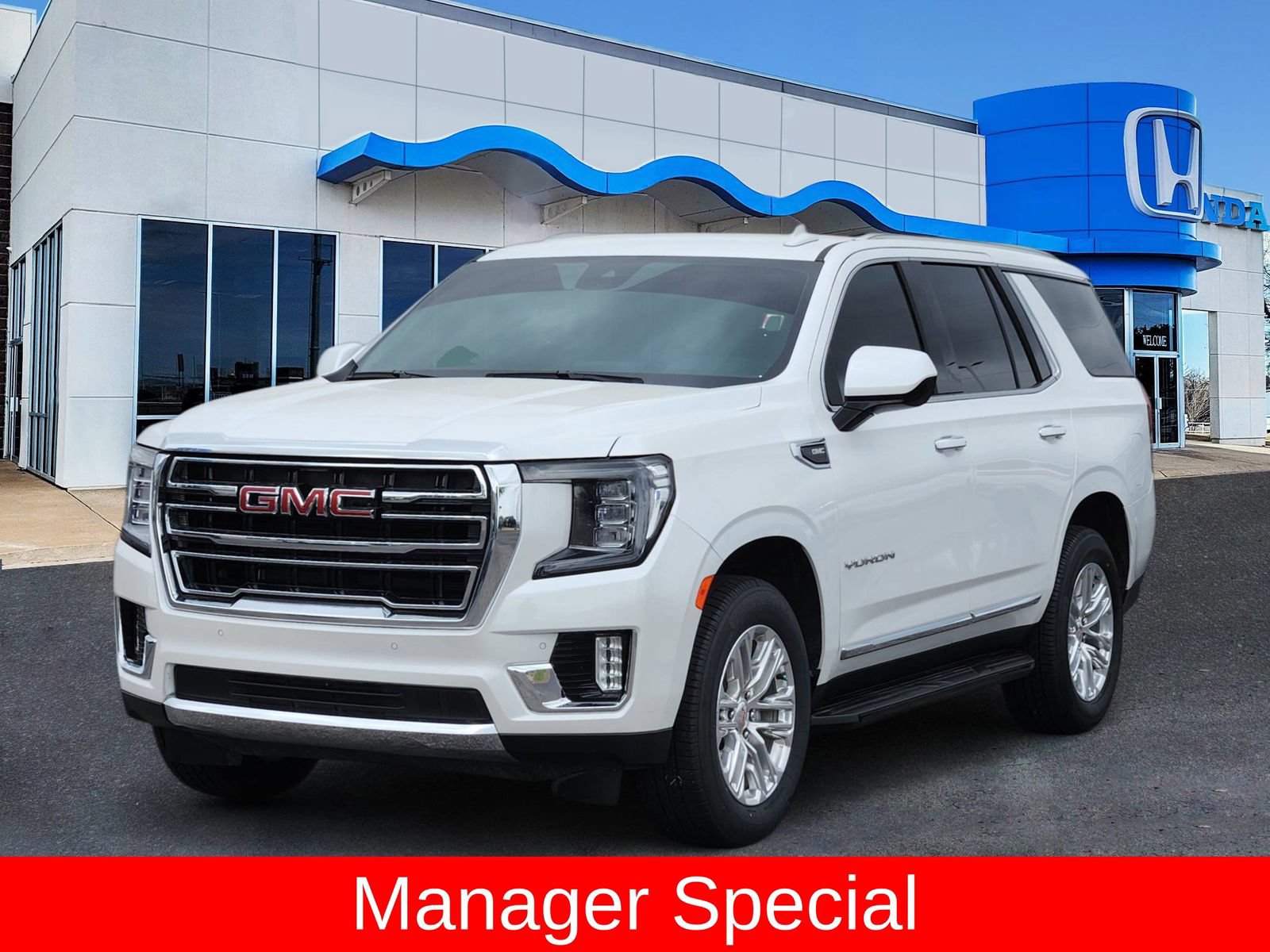 Used 2024 GMC Yukon SLT AWD/4WD image 2