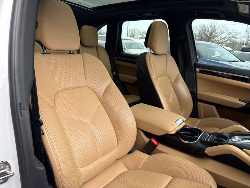 Used 2016 Porsche Cayenne image 18