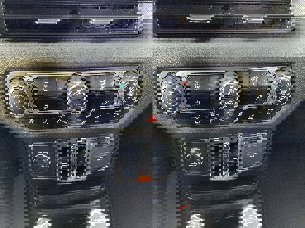 Used 2025 Jeep Gladiator Sport image 18