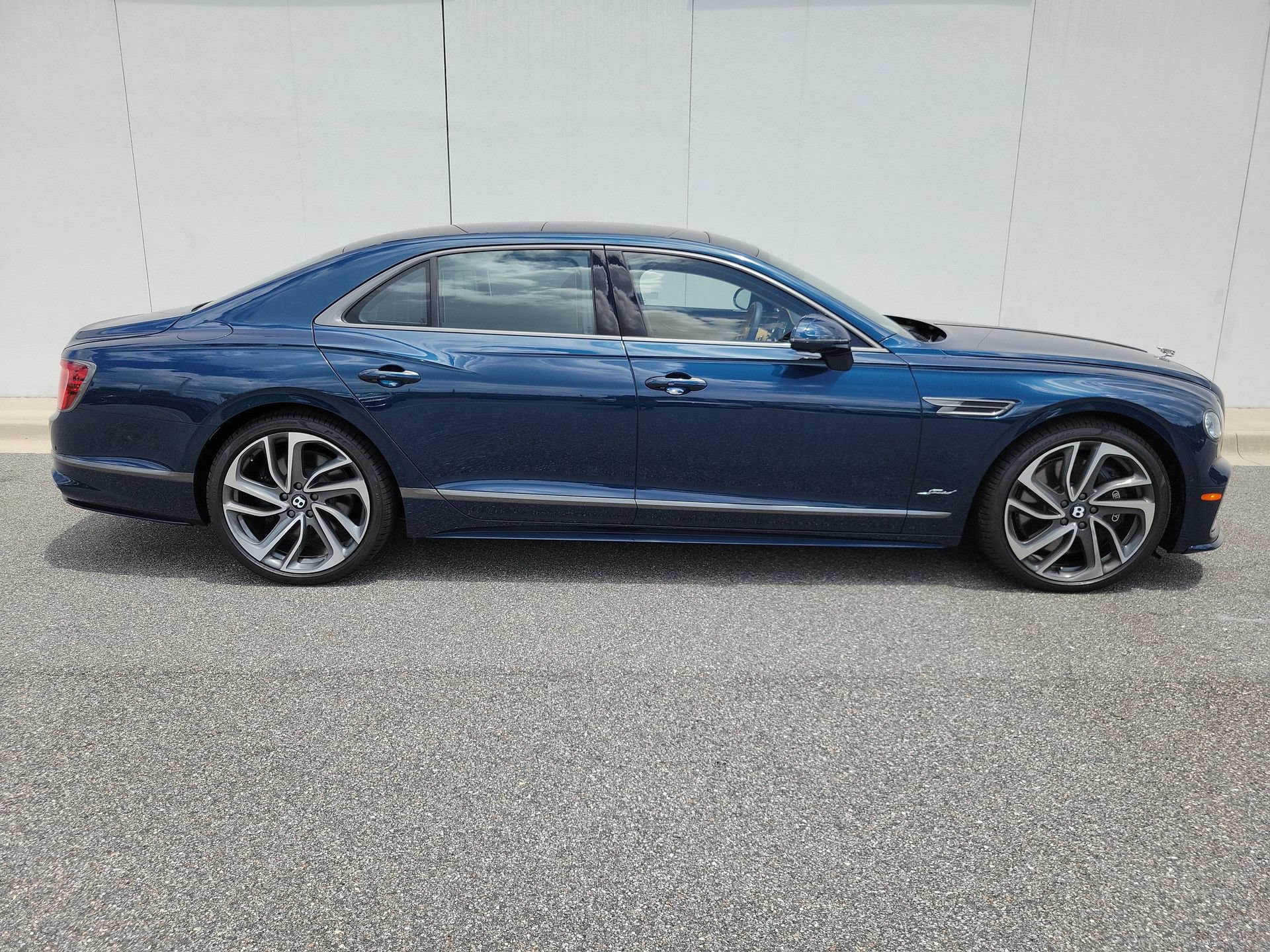 Used 2025 Bentley Flying Spur Plug-In Hybrid AWD/4WD image 5