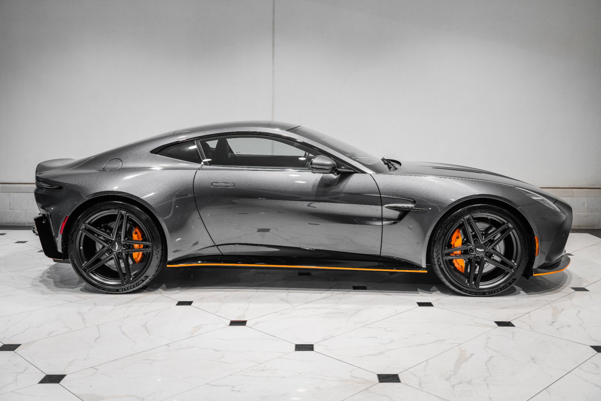 Used 2025 Aston Martin V8 Vantage Coupe RWD image 38