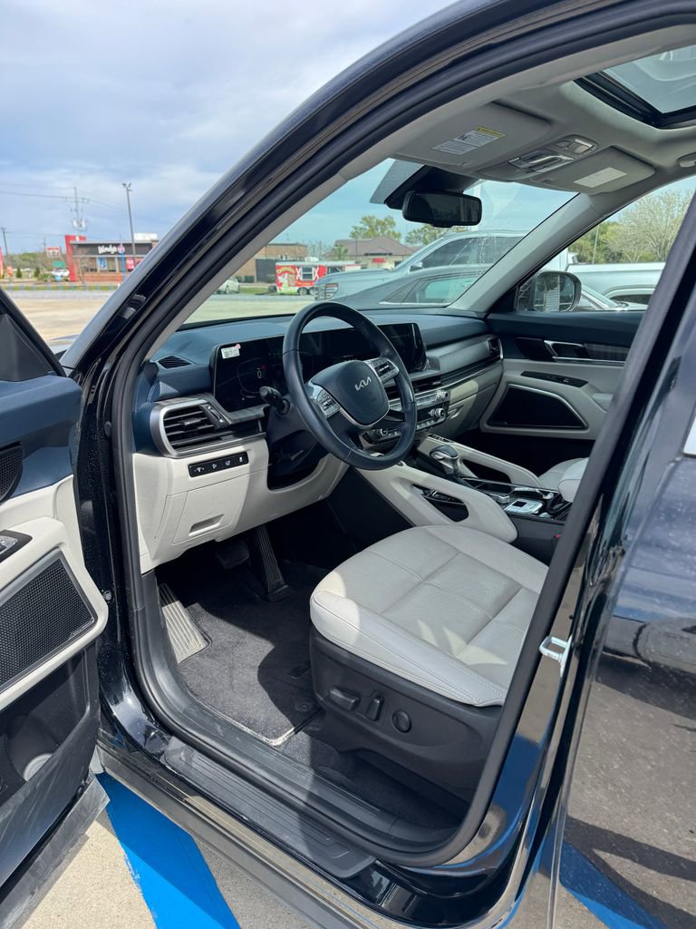 Used 2024 Kia Telluride EX w/ EX Captain's Chair Package image 10