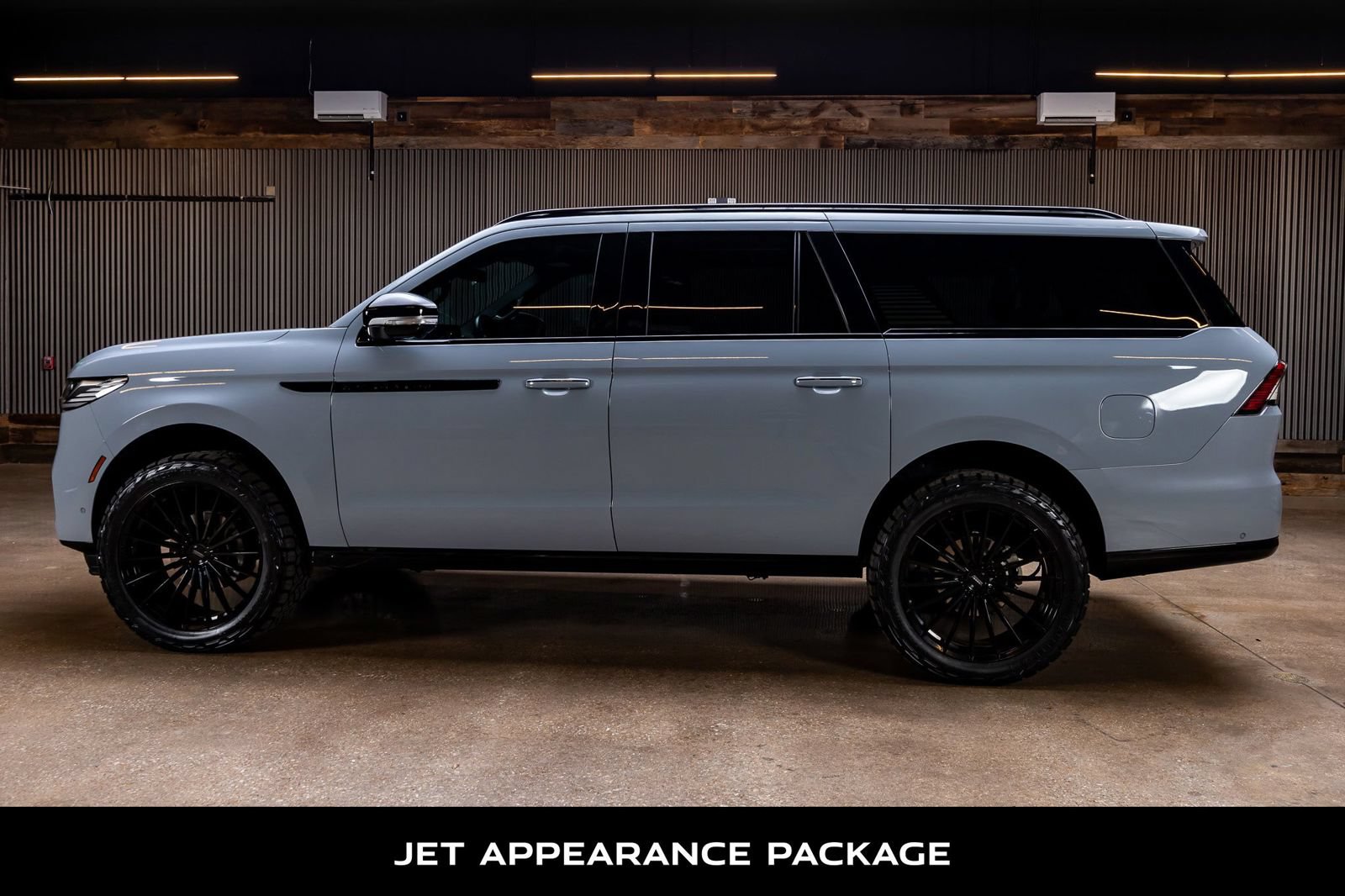 Used 2025 Lincoln Navigator L Reserve w/ Jet Appearance Package AWD/4WD image 6
