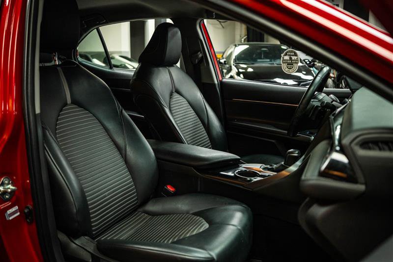 Used 2020 Toyota Camry SE w/ Carpet Mat Package image 13