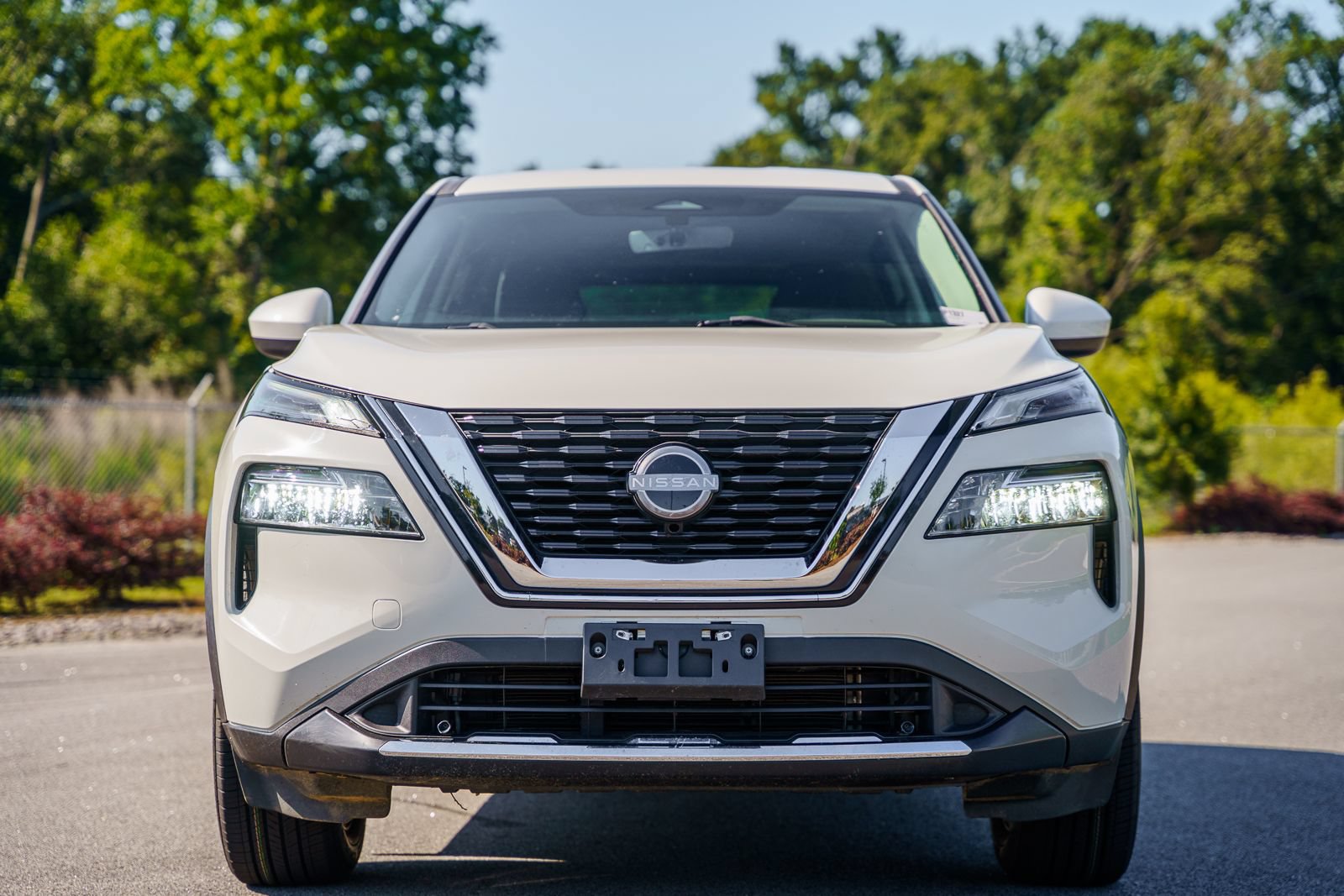 Used 2023 Nissan Rogue SV FWD image 2
