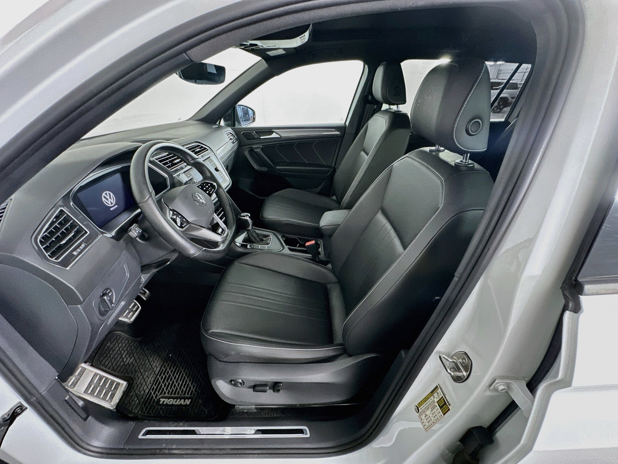 Used 2023 Volkswagen Tiguan SE R-Line FWD image 13