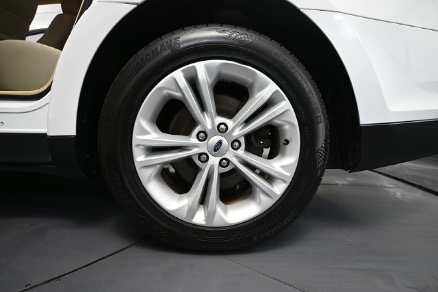 Used 2018 Ford Taurus SE FWD image 9