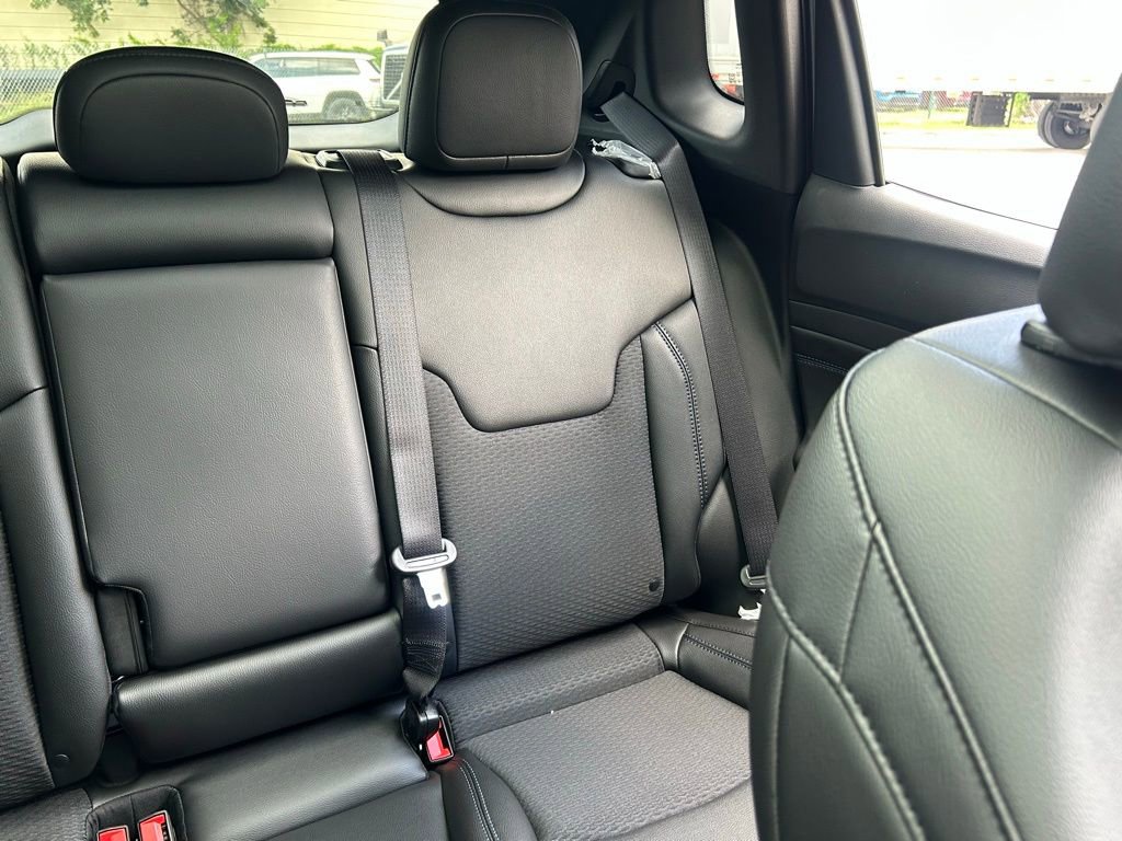 New 2025 Jeep Compass Latitude w/ Sun & Sound Group AWD/4WD image 15