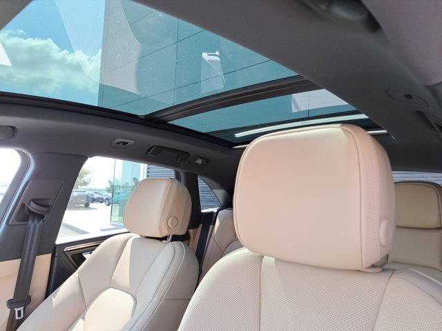 Certified 2025 Porsche Macan AWD/4WD image 37