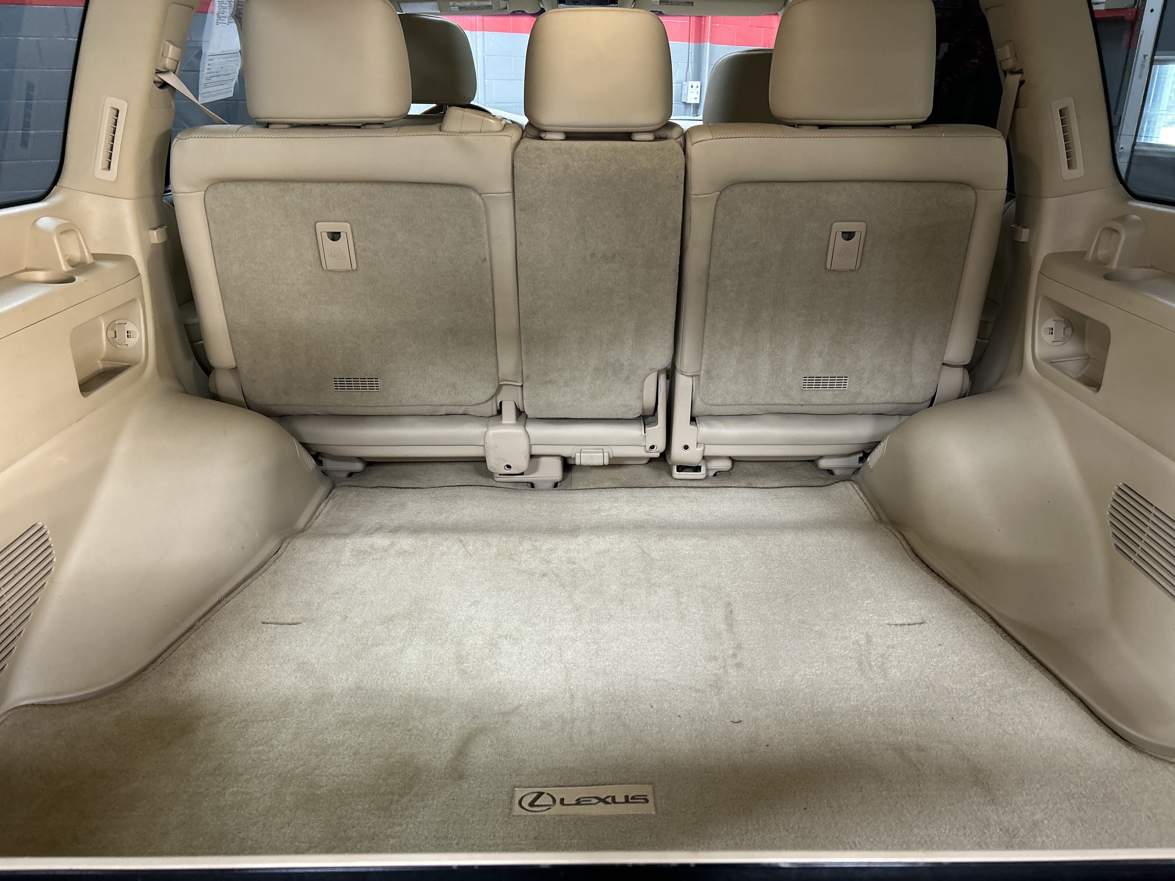 Used 2020 Lexus LX 570 4WD w/ Luxury Package image 33