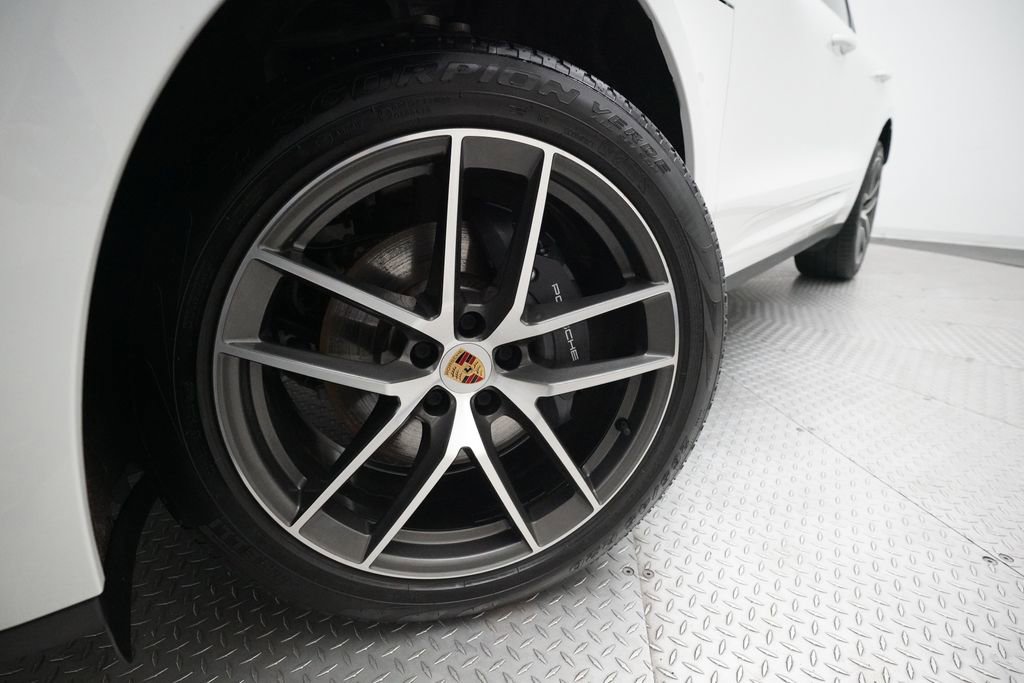 Certified 2023 Porsche Macan image 8