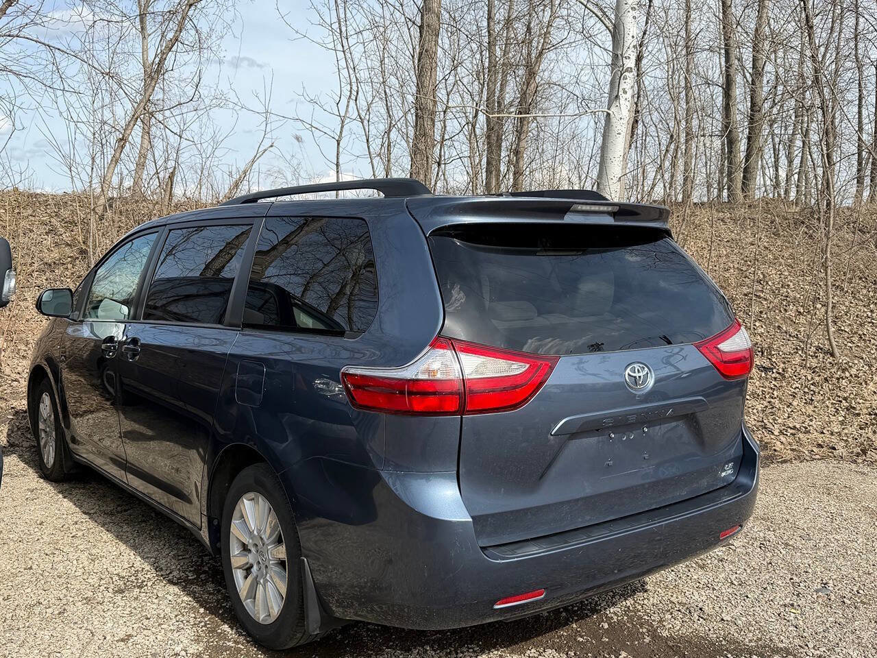 Used 2017 Toyota Sienna LE image 4