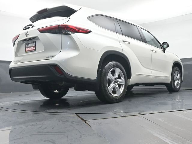 Used 2021 Toyota Highlander LE AWD/4WD image 32