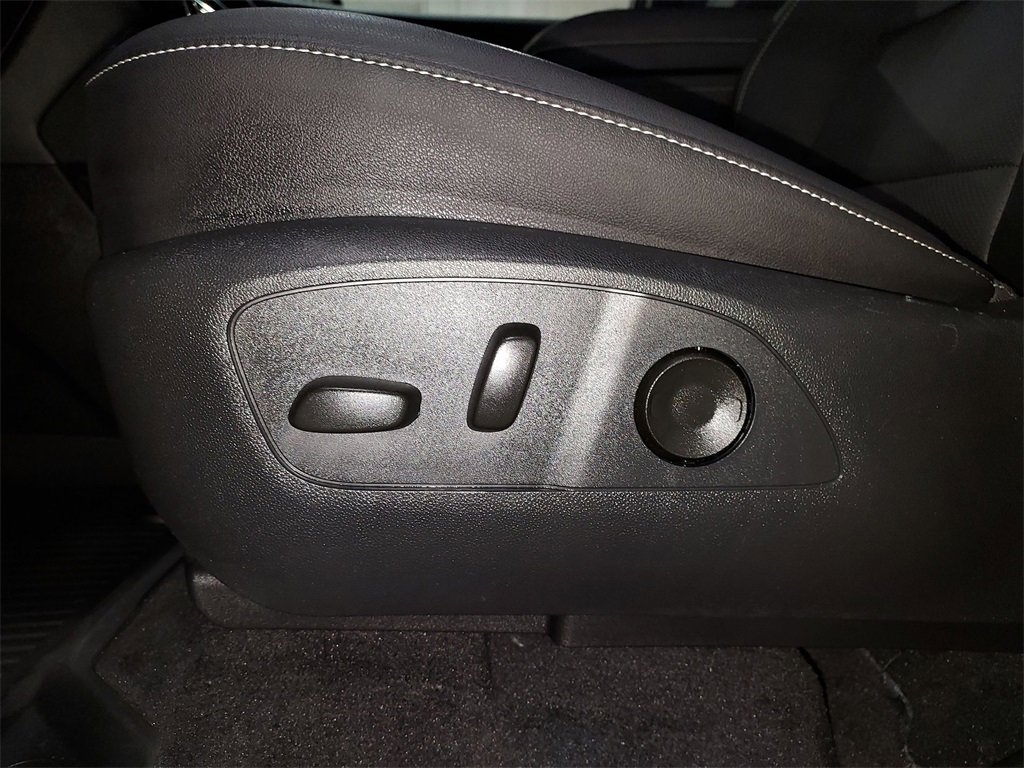 Used 2025 Chevrolet Traverse LT w/ Midnight/Sport Edition image 18