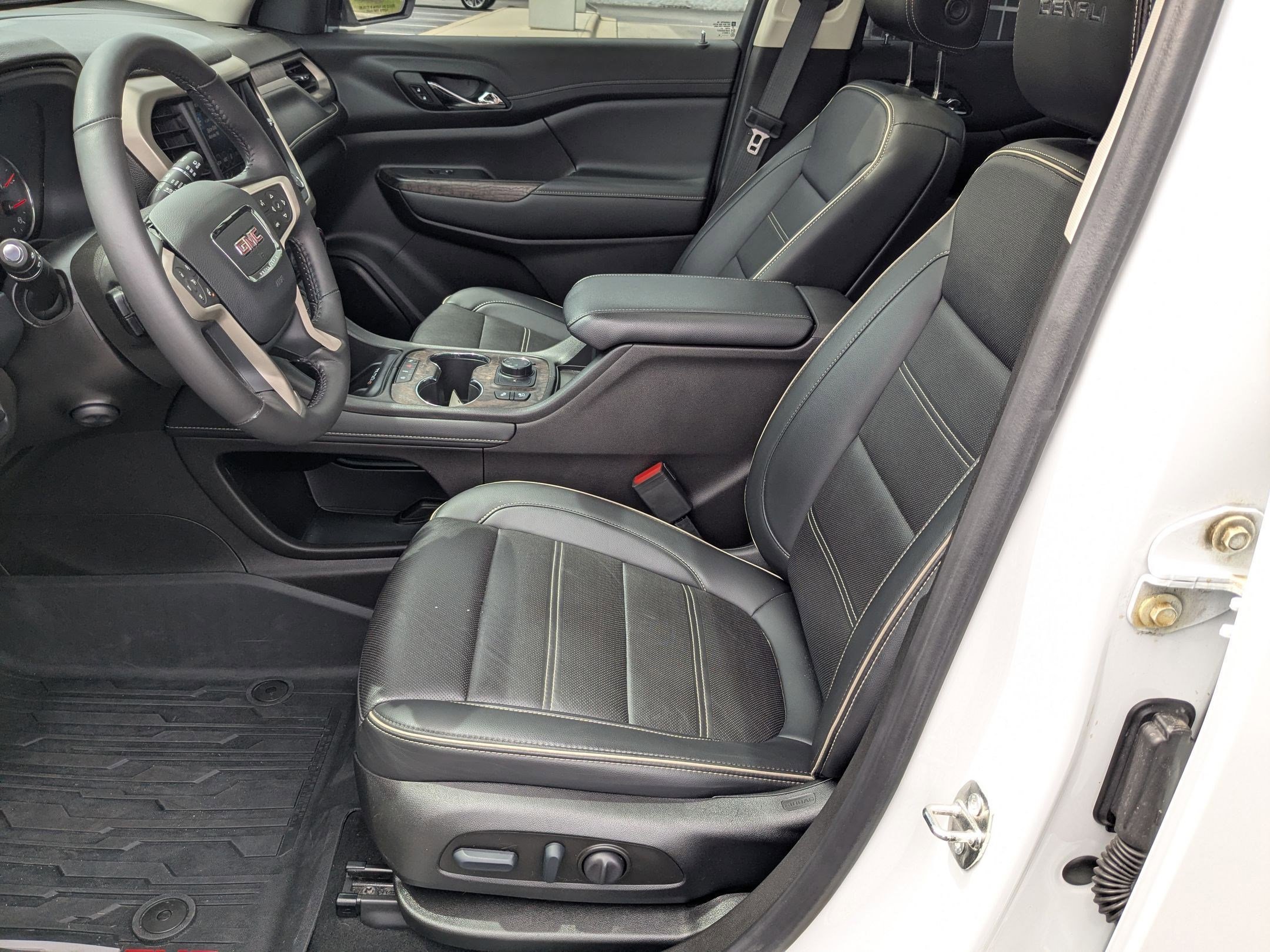 Used 2022 GMC Acadia Denali w/ Denali Technology Package image 15